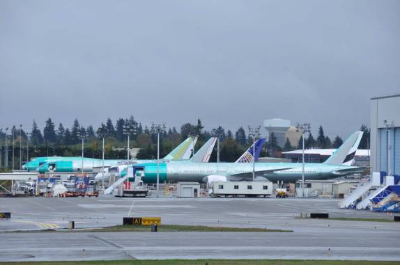 Diversos aviões novos, esperando pela pintura na fábrica da Boeing, 30 km ao norte de Seattle, no estado de Washington, nos Estados Unidos